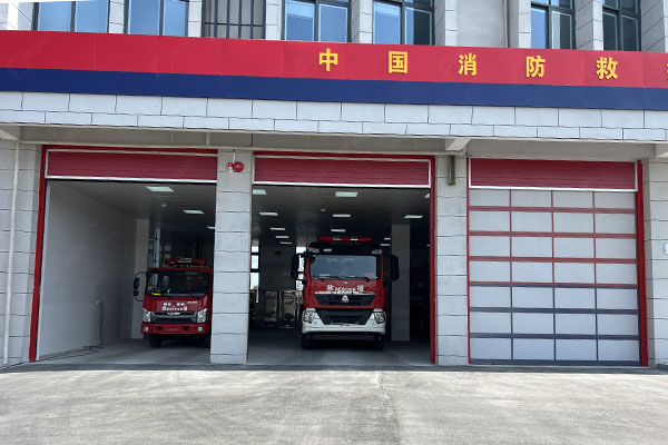 泰州消防站車庫提升門：遠程集成控制，應(yīng)急迅速出動