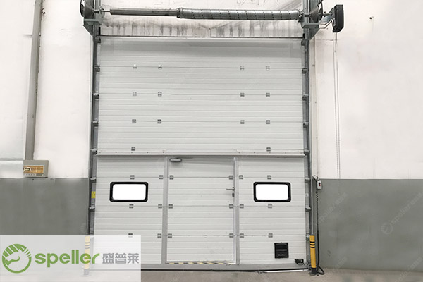 汽車裝備廠房大門用門方案：保溫提升門，防盜節(jié)能兩不誤
